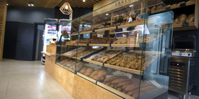 Открыть пекарню с оборудованием от PROFITEX. Кафе-пекарня «Chef’s Bakery Пекарня от шефа», Украина, Сумы. На фото хлебные витрины кафе-пекарни.