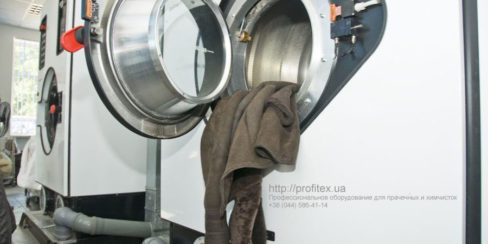 Подбор, установка и сервисное обслуживание прачечного оборудования в прачечной, химчистке, аквачистке. Сеть химчисток АКВАТЕХ Итальянский бульвар, Украина, Одесса. На фото машины химчистки Suprema.