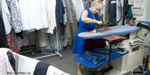 Оборудование для финишной отделки в прачечных, химчистках, аквачистке. Сеть химчисток АКВАТЕХ Итальянский бульвар, Украина, Одесса. На фото гладильный стол Pony Италия.