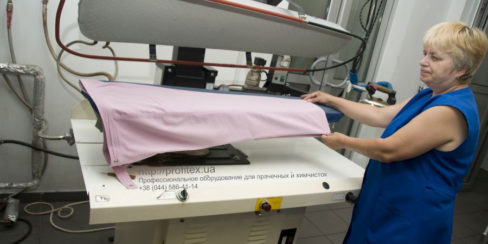 Профессиональное гладильное оборудование для прачечной, химчистки, аквачистки. Сеть химчисток АКВАТЕХ Итальянский бульвар, Украина, Одесса. На фото гладильный пресс Pony Италия.