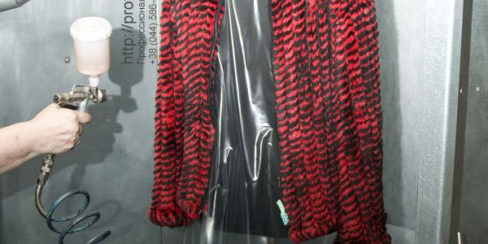 Оборудование для удаления пятен для химчистки и аквачистки. Сеть химчисток АКВАТЕХ Итальянский бульвар, Украина, Одесса. На фото обработка изделия при помощи пятновыводного пистолета.