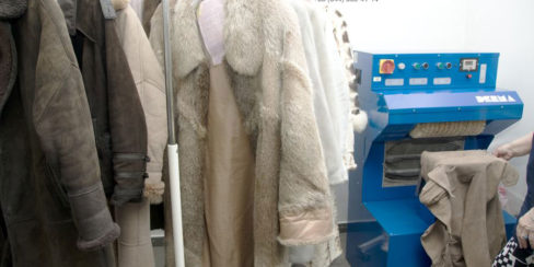 Оборудование для химчистки кожи, меха, замши. Сеть химчисток АКВАТЕХ Итальянский бульвар, Украина, Одесса. На фото ворсовальная машина DERMA BM 32.