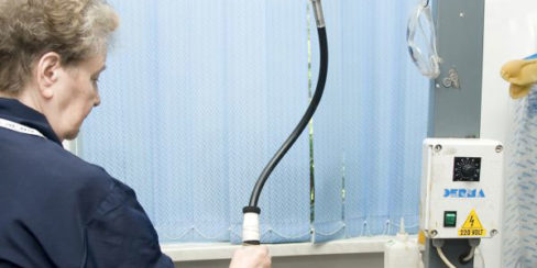 Готовый комплект оборудования для химчистки и прачечной. Сеть химчисток АКВАТЕХ Итальянский бульвар, Украина, Одесса. На фото ворсовальная машина DERMA BV 1.