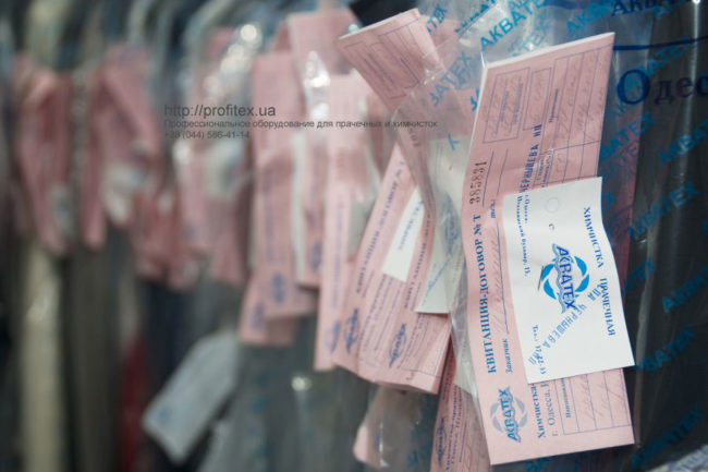 Прачечная и химчистка под ключ от PROFITEX. Сеть химчисток АКВАТЕХ Итальянский бульвар, Украина, Одесса. На фото заказы, готовые к выдаче клиентам.