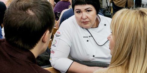 Оснащение кухни кафе, пекарни, ресторана профессиональным оборудованием от PROFITEX. GASTRO BAKERY HUB, Украина, Киев. На фото бренд пекарь-технолог PROFITEX GROUP Вита Козар на открытии студии GASTRO BAKERY HUB.