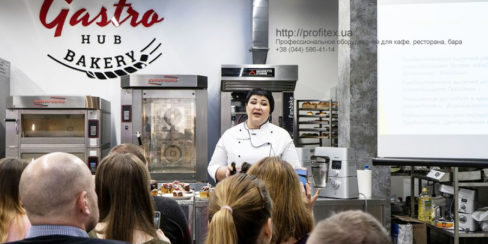 Оборудование для открытия пекарни от PROFITEX. GASTRO BAKERY HUB, Украина, Киев. На фото бренд пекарь-технолог PROFITEX GROUP Вита Козар на открытии студии GASTRO BAKERY HUB.