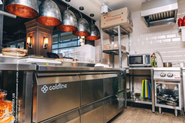 Профессиональное холодильное и тепловое оборудование для ресторана, бара, кафе. Ресторан «Балерина и Бифштекс». На фото трехдверный холодильный стол Coldline TA17 1M, микроволновая профессиональная печь RMS 510TS Menumaster и электрическая плита PK 7040 IND Modular.