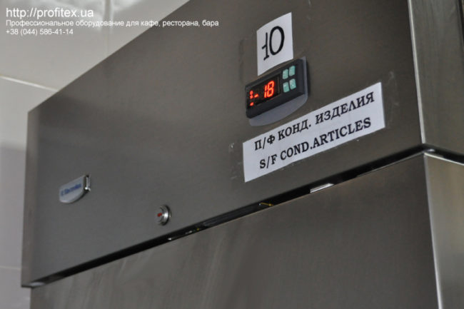 Оборудование для кондитерского и хлебопекарного производства. Ресторан отеля АlfaVito «Автограф», Киев. На фото холодильный шкаф Electrolux для кондитерского цеха.