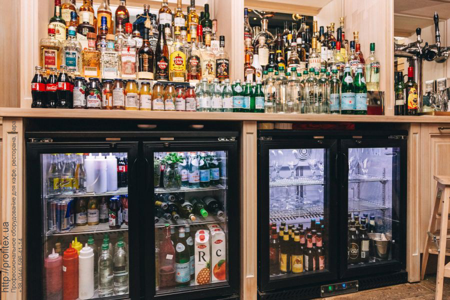 Профессиональное оборудование для заведений HoReCa. Ресторан «Балерина и Бифштекс». На фото холодильные шкафы для напитков Gastrorag.
