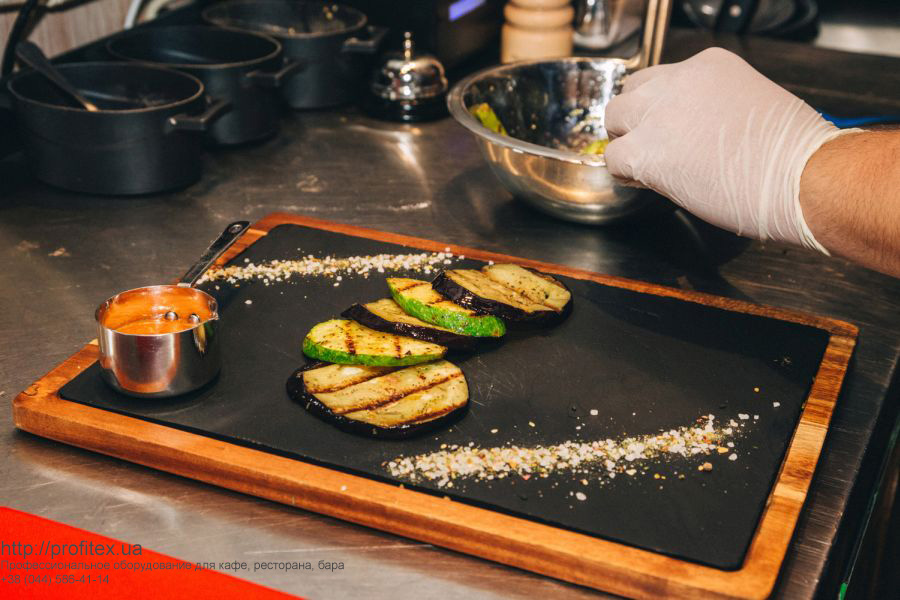 Комплексная поставка оборудования для профессиональной кухни ресторана. Ресторан «Балерина и Бифштекс». На фото блюдо из меню ресторана.