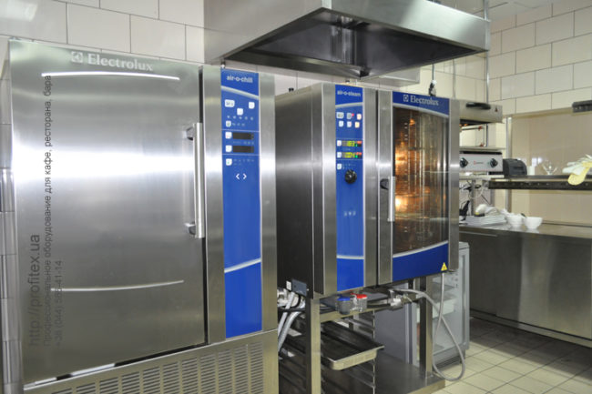 Тепловое и холодильное оборудование для ресторана, кафе, бара. Ресторан отеля АlfaVito «Автограф», Киев. На фото пароконвекционная печь Electrolux Professional, аппарат шоковой заморозки Electrolux Professional.