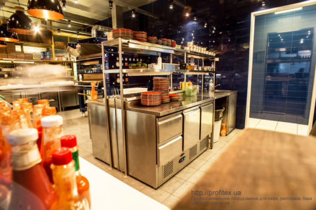 Проект пиццерии в торговом центре. Ресторан Burger&Pizzetta. На фото зона приготовления закусок и салатов с холодильным оборудованием в открытой кухне.