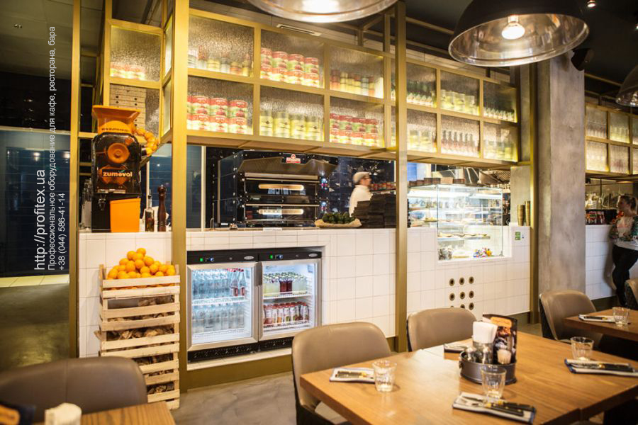 Проект ресторана в торговом центре. Ресторан Burger&Pizzetta. На фото открытая кухня ресторана.