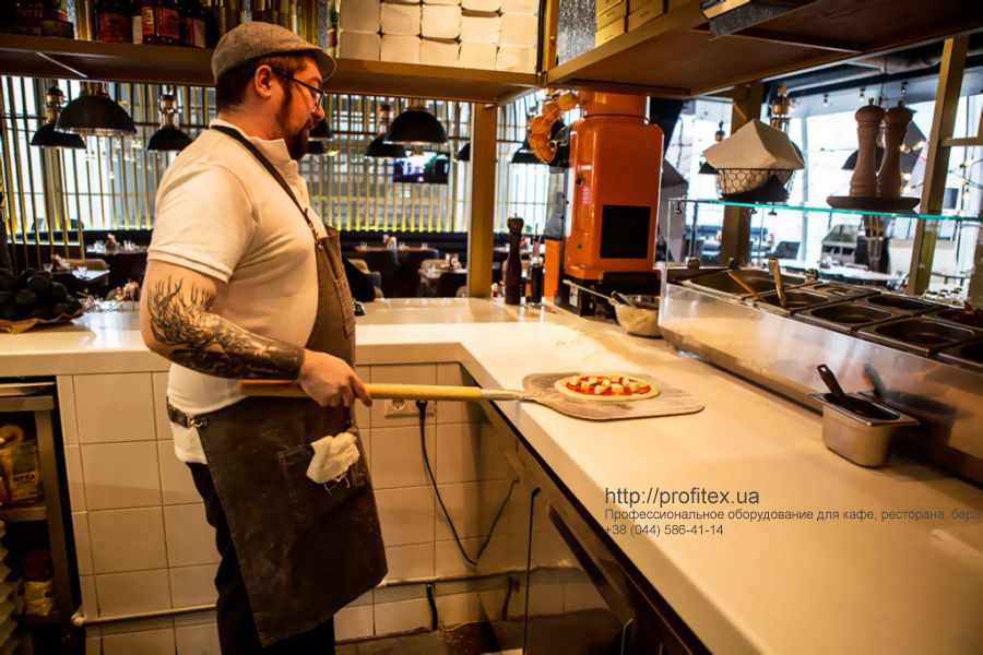 Кухня пиццерии с профессиональным оборудованием от PROFITEX. Ресторан Burger&Pizzetta. На фото зона приготовления пиццы в открытой кухне ресторана.