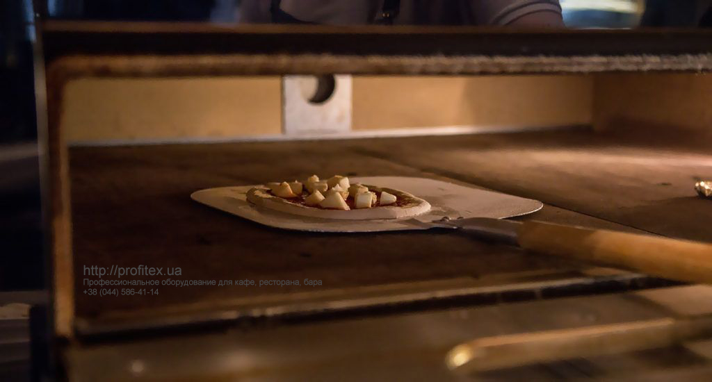 Специализированное оборудование для пиццерии и ресторана. Ресторан Burger&Pizzetta. На фото профессиональная печь для пиццы ItalForni "Bull".