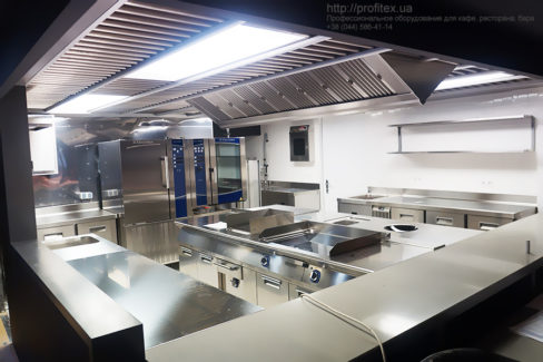 Профессиональное кухонное оборудование для ресторана и кафе. Сеть элитных винно-продуктовых магазинов Good Wine, Киев. На фото тепловое оборудование Electrolux Professional Италия.