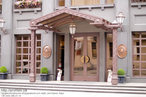 Профессиональное ресторанное оборудование для HoReCa от PROFITEX. Отель AXELHOF, Днепр. На фото вход в отель.