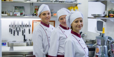 Индивидуальный проект оснащения кухни ресторана профессиональным оборудованием. Отель AXELHOF, Днепр. На фото команда поваров ресторана.