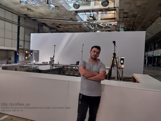 Комплексные услуги в сфере оснащения заведений общепита. POP UP ГАЛА УЖИН Kiev Wine, Киев. На фото монтаж оборудования и комплектация кухни для гала-ужина.