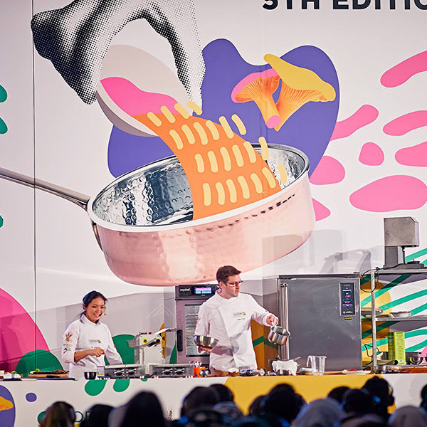 Професійне кухонне обладнання для кулінарних майстер-класів. Шоу кухня на сцені конгресу шеф кухарів FONTEGRO, Київ. На фото виступ шеф-кухарів з різних країн.