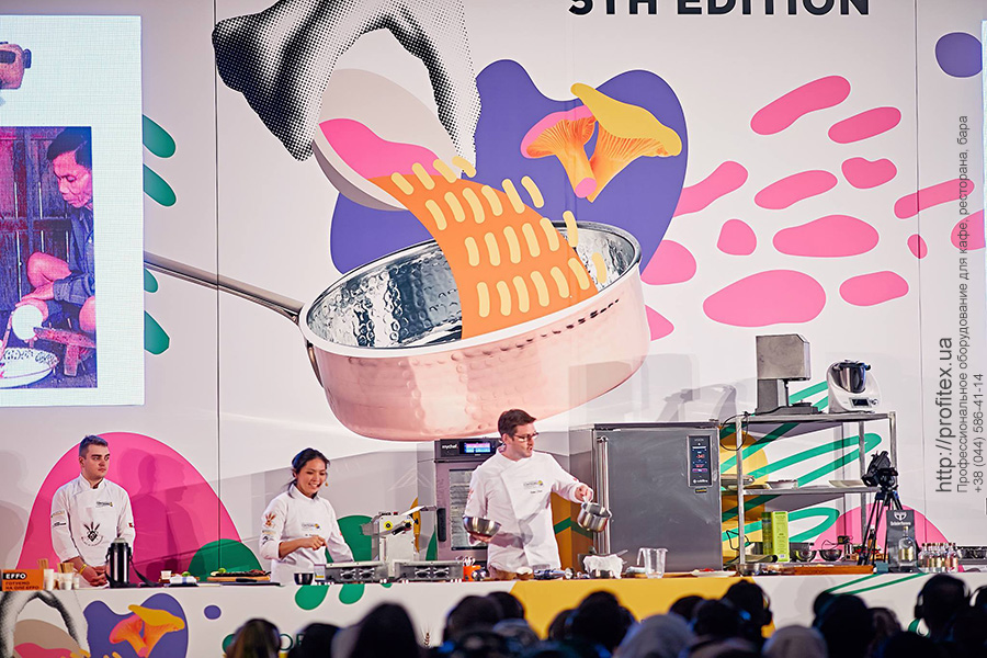Профессиональное кухонное оборудование для кулинарных мастер-классов. Шоу кухня на сцене конгресса шеф поваров FONTEGRO, Киев. На фото выступление шеф-поваров из разных стран.