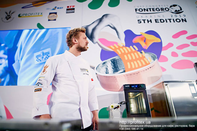 Пароконвекционные печи MyChef для ресторана, кафе, бара. Шоу кухня на сцене конгресса шеф поваров FONTEGRO, Киев. На фото выступление Joris Bijdendijk. Пароконвекционные печи MyChef для ресторана, кафе, бара. Шоу кухня на сцене конгресса шеф поваров FONTEGRO, Киев. На фото выступление Joris Bijdendijk.