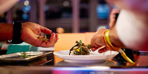 Ресторанное оборудование ведущих мировых брендов для HoReCa. Шоу кухня на сцене конгресса шеф поваров FONTEGRO, Киев. На фото выступление Alessandro Miocchi.