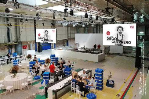 Организация технического сопровождения технологических процессов для кулинарных шоу, кулинарных мастер-классов. POP UP ГАЛА УЖИН Kiev Wine, Киев. На фото монтаж оборудования и комплектация кухни для гала-ужина.