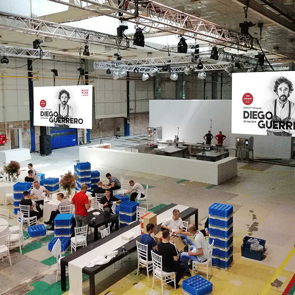 Організація технічного супроводу технологічних процесів для кулінарних шоу, кулінарних майстер-класів. POP UP ГАЛА ВЕЧЕРЯ Kiev Wine, Київ. На фото монтаж обладнання та комплектація кухні для гала-вечері.