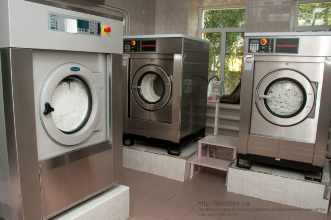 Промышленная стиральная машина для прачечной и химчистки. Прачечная отеля Борисполь, аэропорт Борисполь. На фото профессиональная стиральная машина Electrolux.