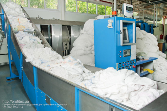 Проект туннельной промышленной прачечной от PROFITEX. «Стиросервис», промышленный прачечный комплекс, Одесса. На фото туннельная стиральная машина JENSEN.