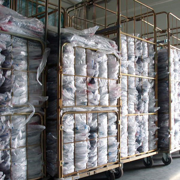 Технологический проект прачечной, химчистки и аквачистки от PROFITEX. «Стиросервис», промышленный прачечный комплекс, Одесса. На фото тележки с готовым к выдаче бельем.