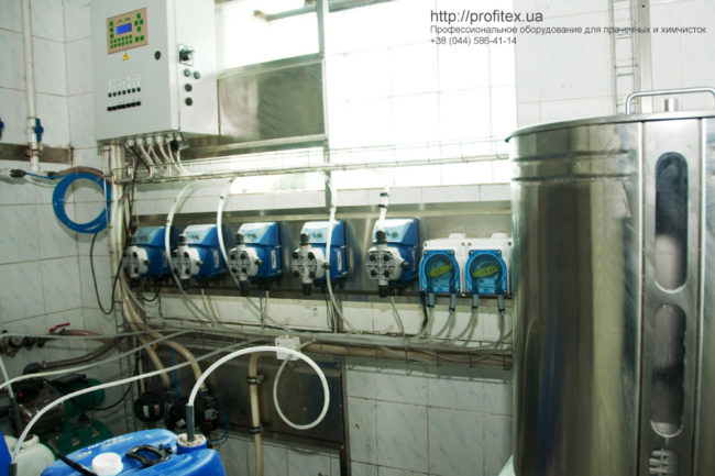 Профессиональные моющие средства для прачечной и химчистки. Юго-западная железная дорога, прачечный комплекс, Киев. На фото подключение химии и моющих средств в прачечном оборудовании JENSEN.